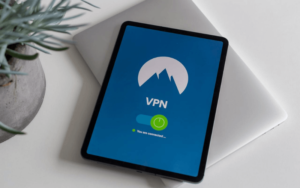 Read more about the article VPN Nasıl Okunur? Doğru Telaffuz, Yanlış Kullanımlar ve Detaylı Açıklamalar